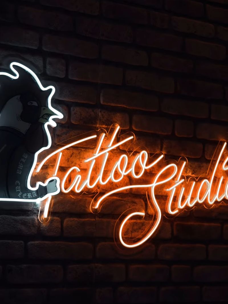 Horoz Tattoo stüdyosunun neon tabelası