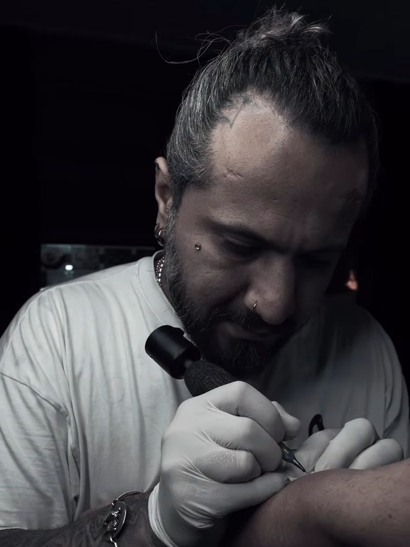 Horoz Tattoo sanatçısının dövme uygulaması