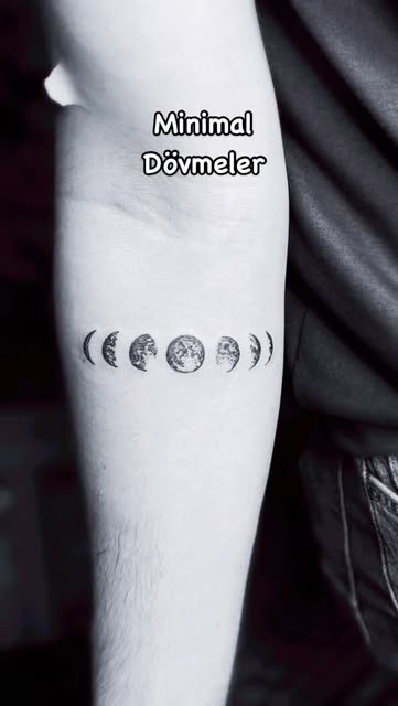 Kola uygulanmış minimal ay fazları dövmesi